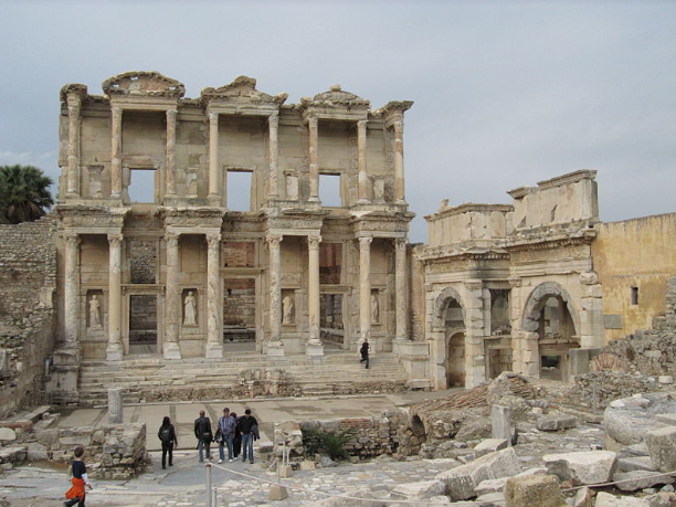 Celsus library, on the right the south gate to the agora. The library of Ephesus was the central archive of all writings ever produced and very famous in the world of antiquities. By arson, the library was ruined and this happened on the day that Alexander the Great was born. 